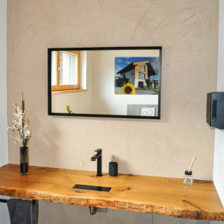 Waschbecken aus Holz und Spiegel